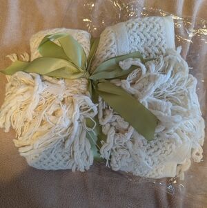 Box#30   🔥 5 For $30 🔥   Cream Knit Acrylic Throw Blanket